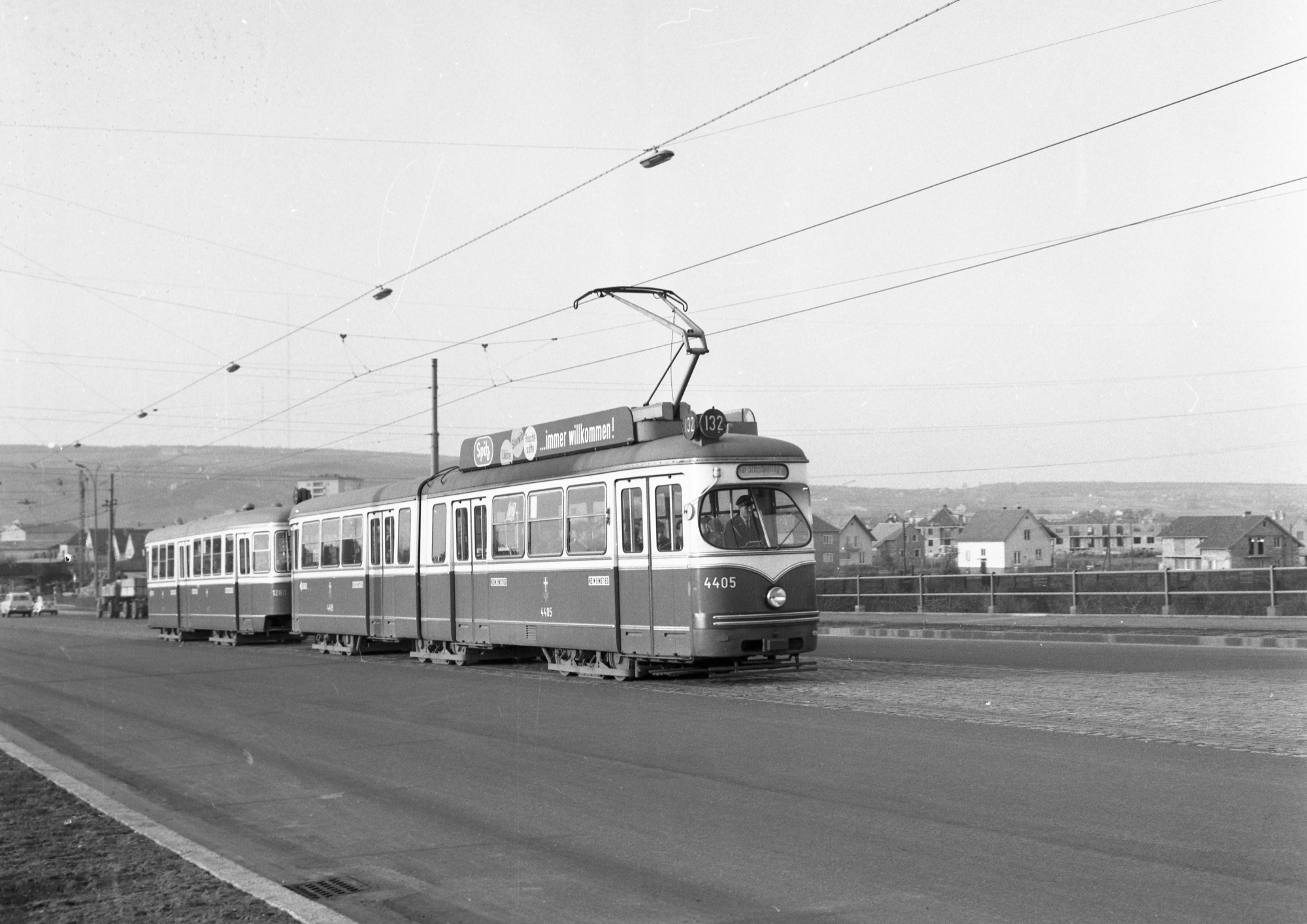 Triebwagen 4405, der Type E mit Beiwagen 1280, der Type c3 als Linie 132 am Eisenbahnerberg in der Prager Straße unterwegs, 1962
