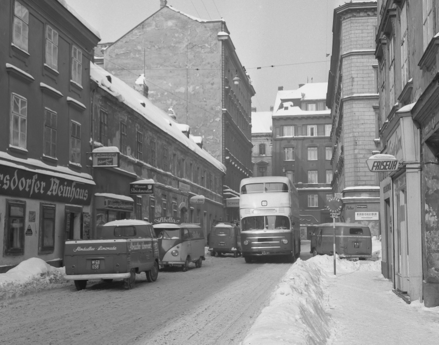 Bus der Linie 13 in der Ziegelhofengasse, Winter 1963