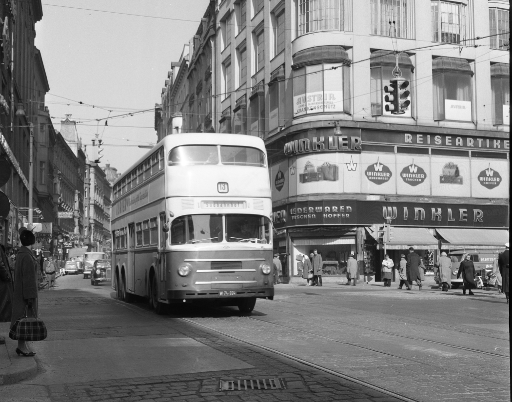 Stockbus der Linie 13 im März 1963, Kreuzung Neubaugasse, Mariahilferstraße, Amerlingstraße