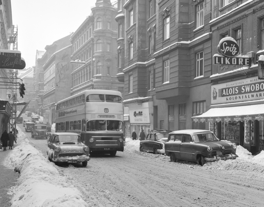 Bus der Linie 13 in der Neubaugasse, Winter 1963