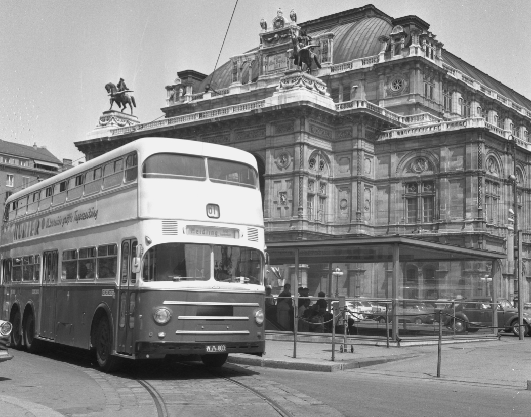 Stockbus der Linie 61 am Ring bei der Oper, Juni 1965 