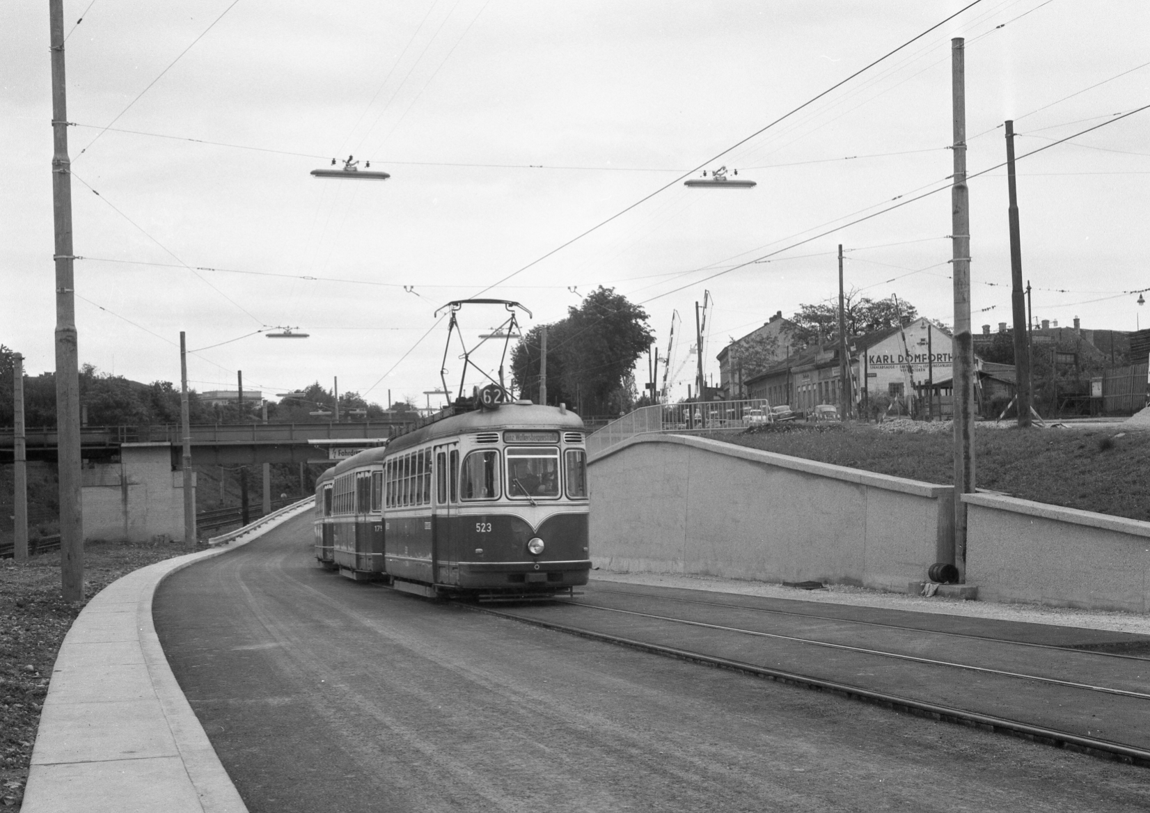 Linie 62 an der neuen Eisenbahnunterführung in der Breitenfurtherstraße mit einen Dreiwagenzug der Type L-l3-l3 etwa 1965