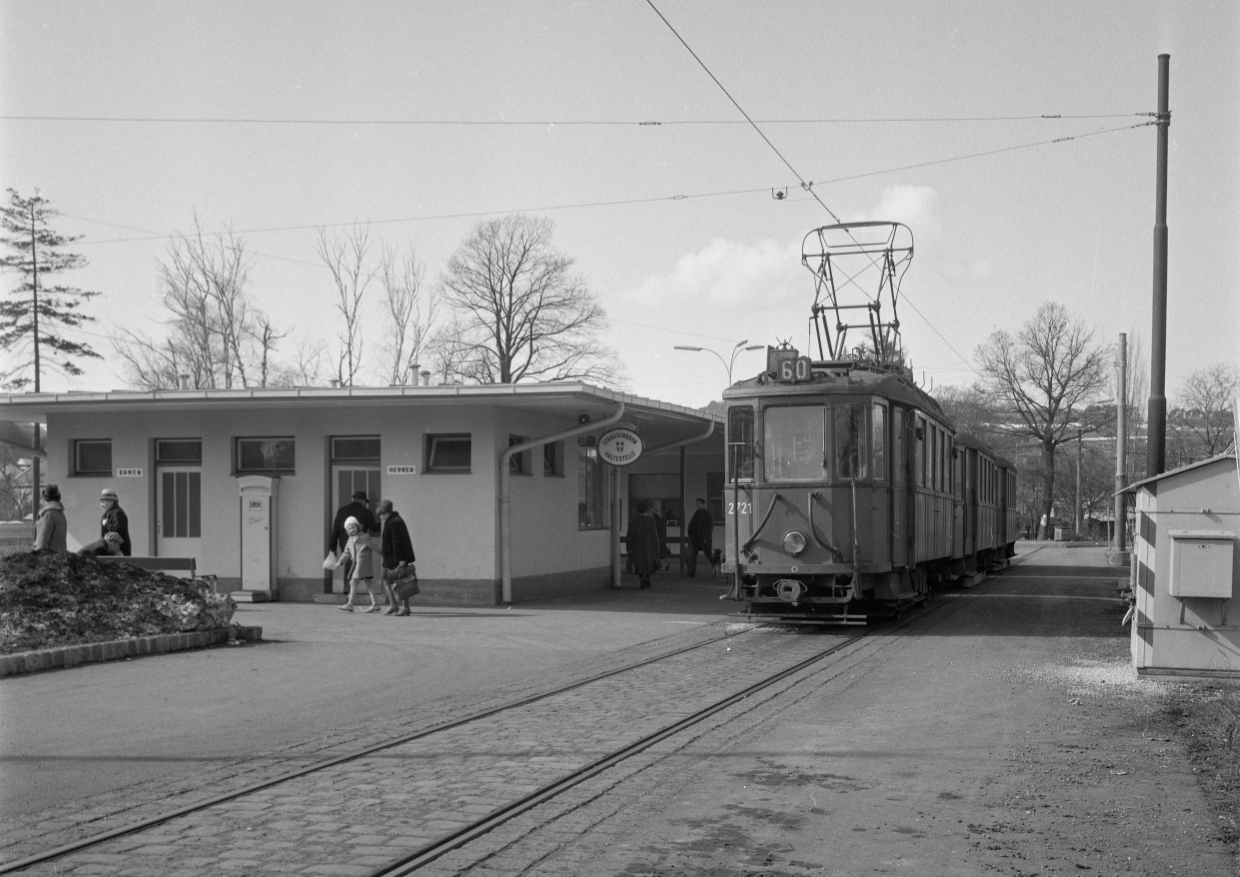 Triebwagen 2721, des N-Dreiwagenzuges, Linie 60, ist zur Abfahrt in der Endstelle Rodaun bereit, 1965