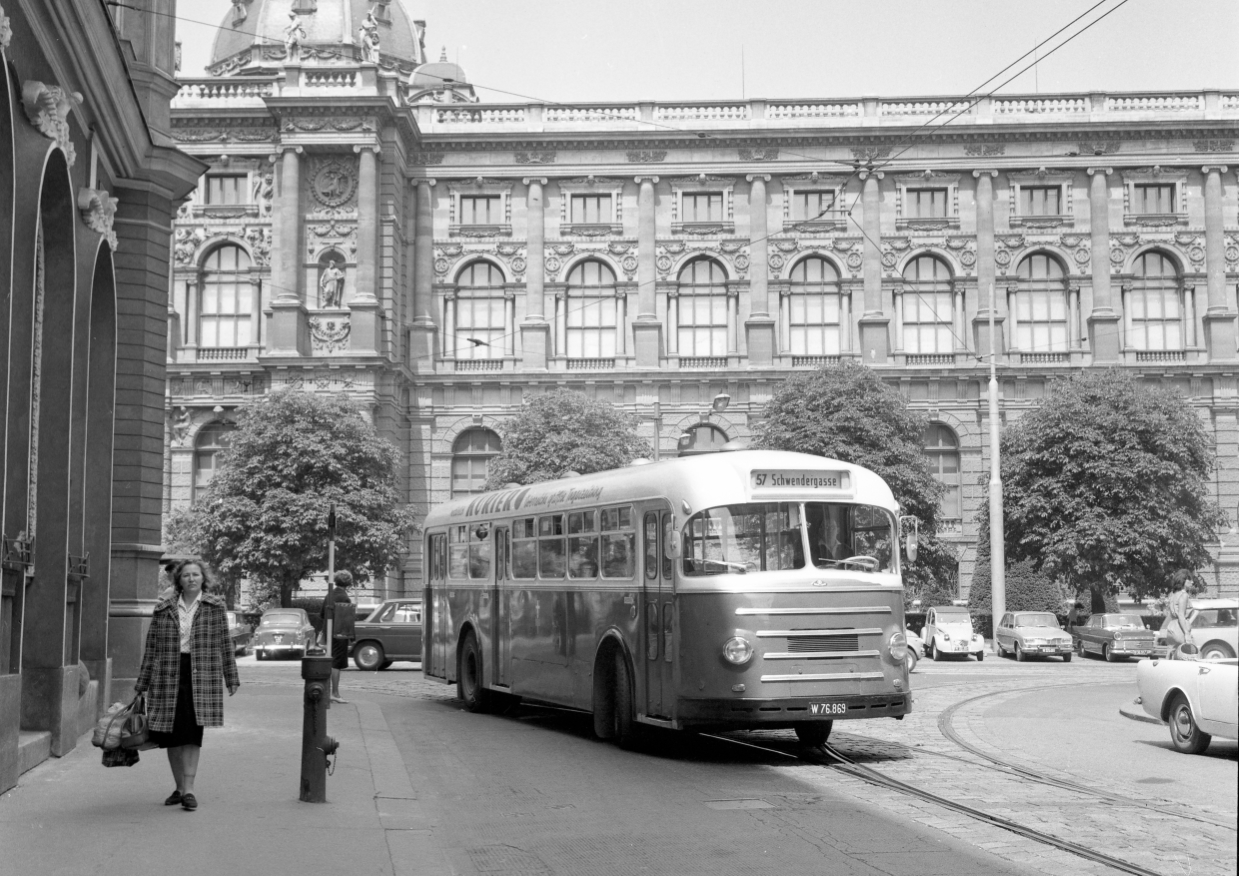 Bustype TS-U10/H1 biegt als Linie 57 in die Elisabethstraße ein, 1966