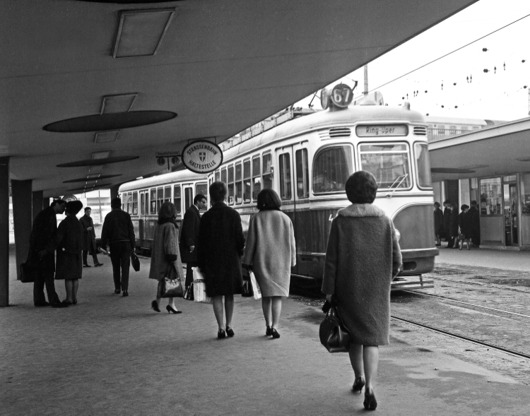 Zug der Linie 67 mit der Type L3-c3, am Südtirolerplatz 1966