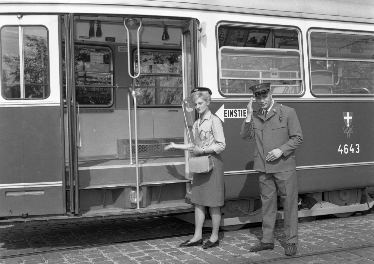 Schaffnerin und Fahrer vor Triebwagen 4643, der Type E1, im Jahr 1967