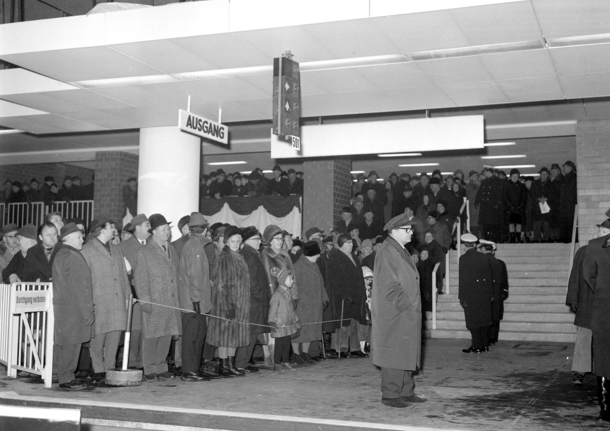 Eröffnung der Ustrab am Matzleinsdorfer Platz am 11.1.1969