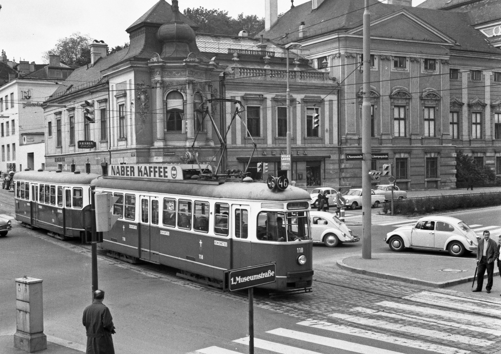 Zug der Linie 46 mit der Type C1- c Museumstraße, Zweierlinie mit dem Palais Auersperg 28 August 1969