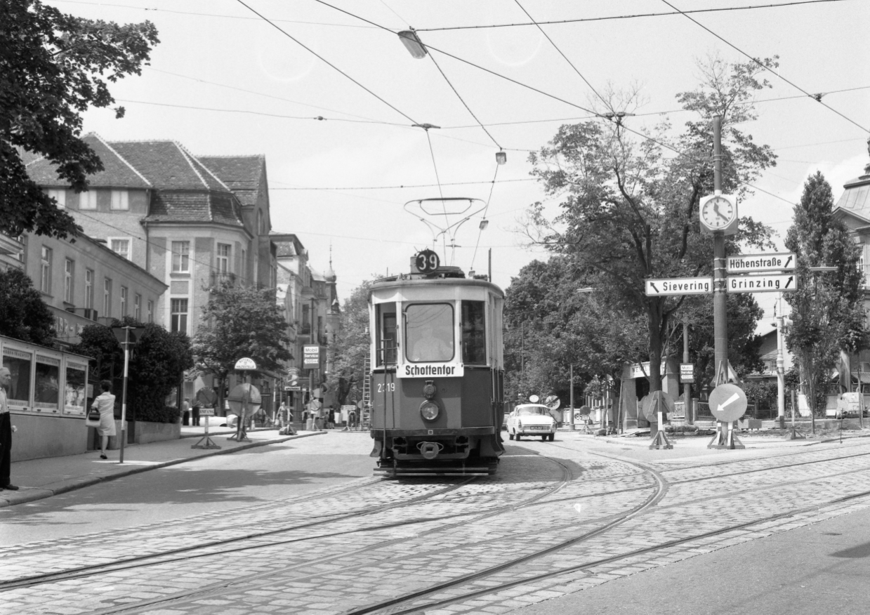 Triebwagen 2319 der Type K als Linie 39 an der Ecke Billrothstraße/Sieveringer Straße im Jahr 1970 unterwegs