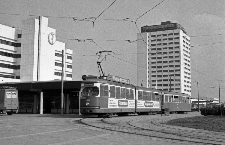 Zug der Linie 167 mit der Type E1-c3 Endstelle Kurzentrum Oberlaa, 1973