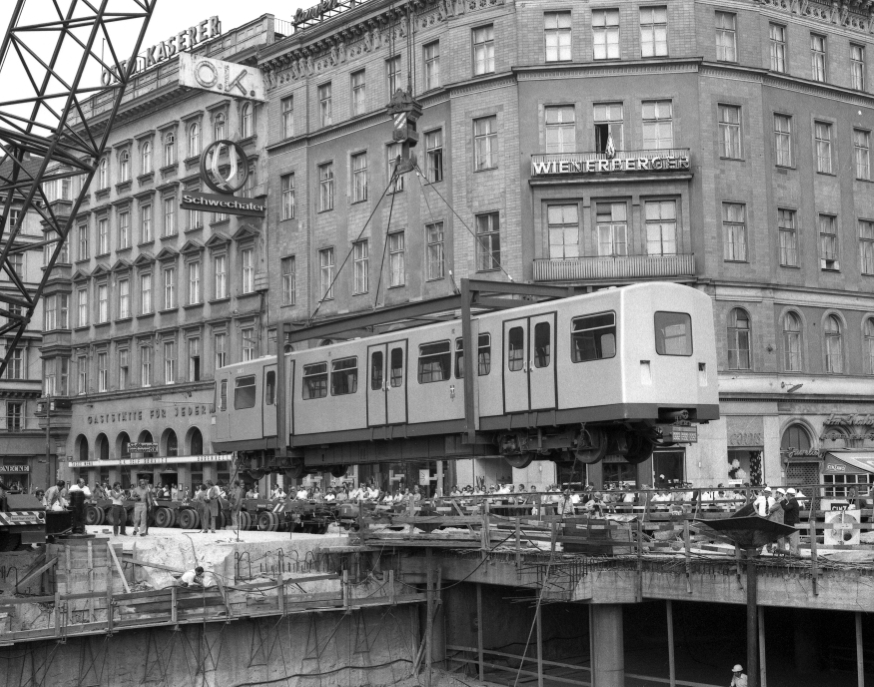 U-Bahn-Zug wird mit Kran fürs Publikum in den U-Bahnschacht gehievt, Aug 1973