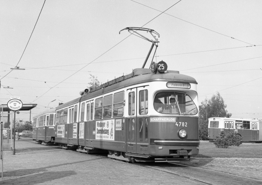 Zug der Linie 25 mit der Type E1-c2 in Kagran Endstelle Goldmundeweg, 20. Oktober 1975