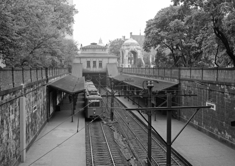 Station Stadtpark der Stadtbahn,  N1 Garnitur, Mai 1975