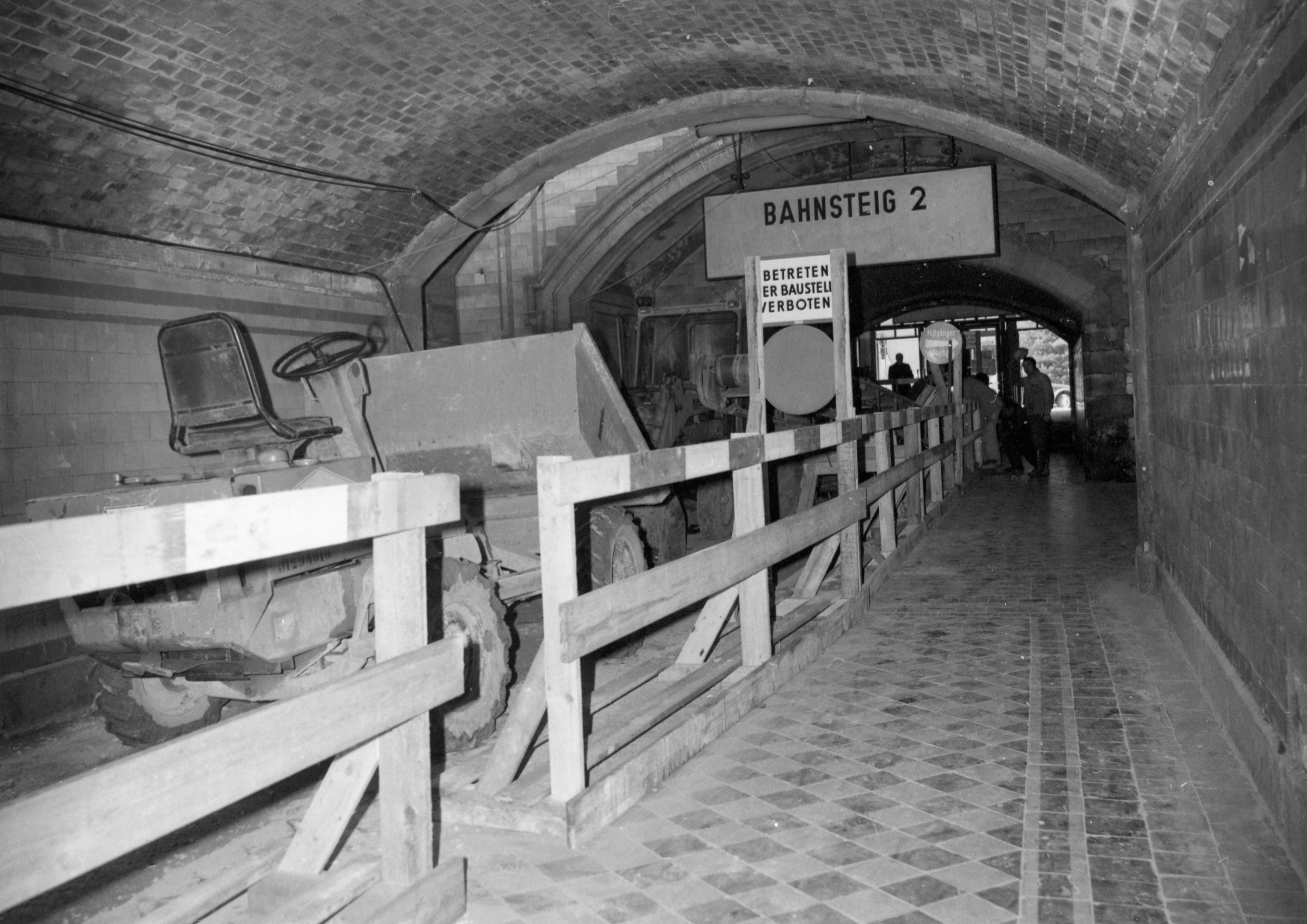 Baufortschritt am Bahnhof Heiligenstadt, 1976