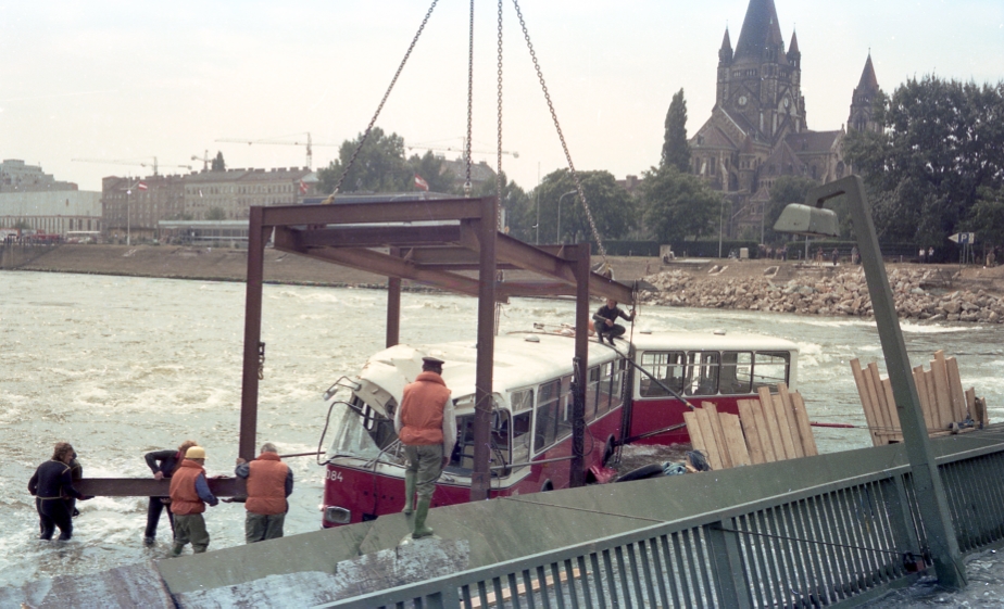 Bergung des GU 230- Nr 8084 von der eingestürzten Reichsbrücke, August 1976