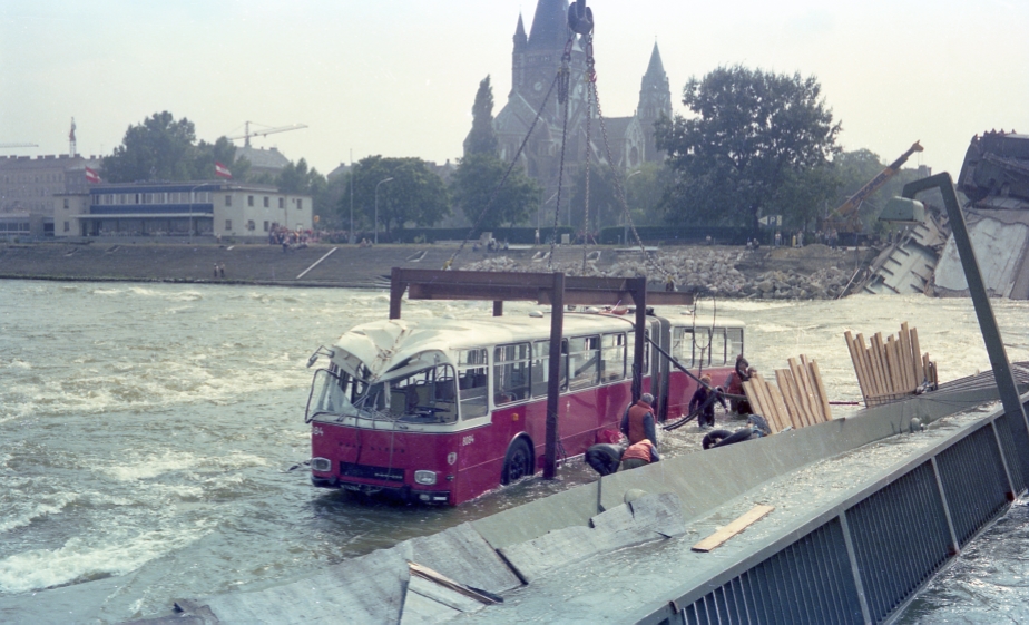 Bergung des GU 230, Nr 8084 von der eingestürzten Reichsbrücke, August 1976