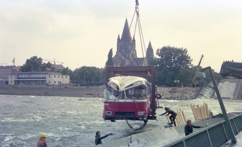 Bergung des GU 230, Nr 8040 von der eingestürzten Reichsbrücke, August 1976