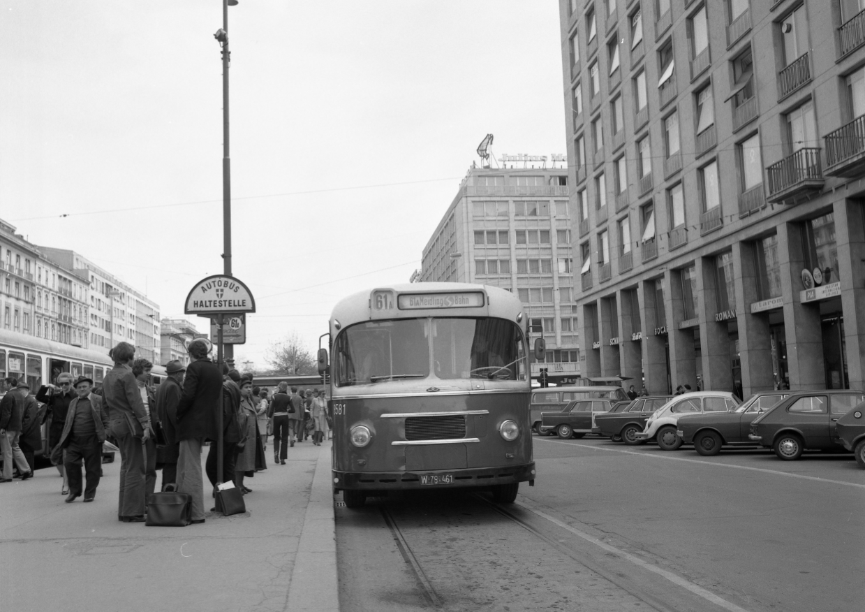 Am Opernring steht ein Bus, der Type TS - U10 H/3 als Linie 61A, 1977