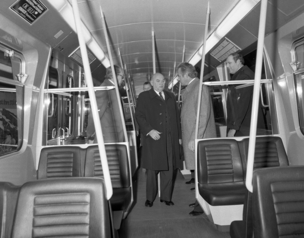U1 Stationseröffnung  mit Bürgermeister Gratz und Nationalratspräsident Anton Benya im November 1978, bei der Besichtigung eines U-Bahn Wagens