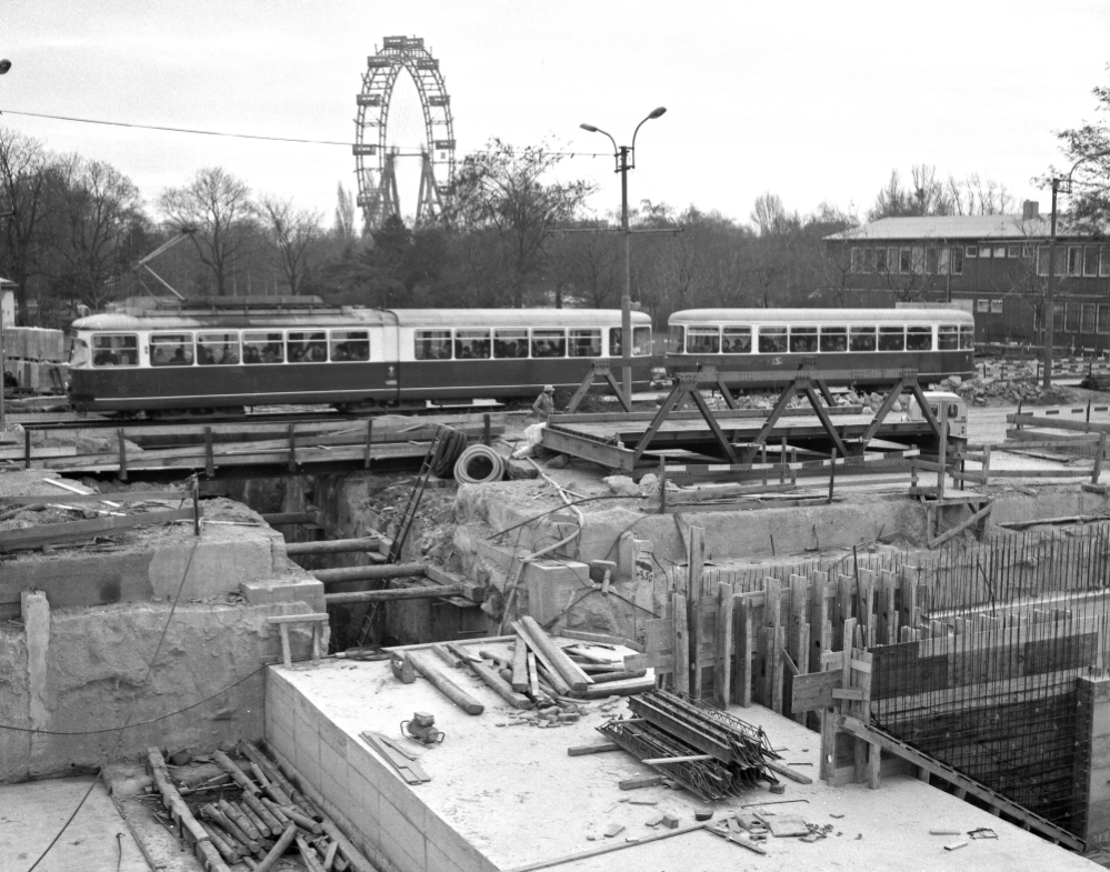 Bau der Linie U1 Lassallestraße und Zug der Linie 26 mit E1-c4, Dezember 1978