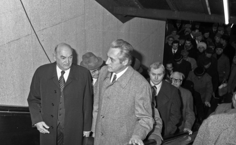 U1 Stationseröffnung  mit Bürgermeister Gratz und Nationalratspräsident Anton Benya im November 1978 auf der Rolltreppe in der Station Stephansplatz