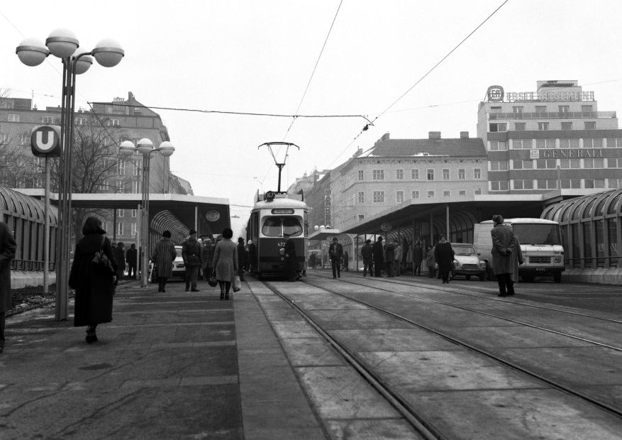 Kurz vor der Einstellung der Linie 66 und 167 am Reumannplatz im Februar 1978 