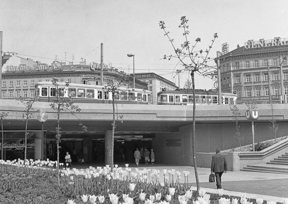U Bahn Passage am Karlsplatz und Linie 65, Juni 1978