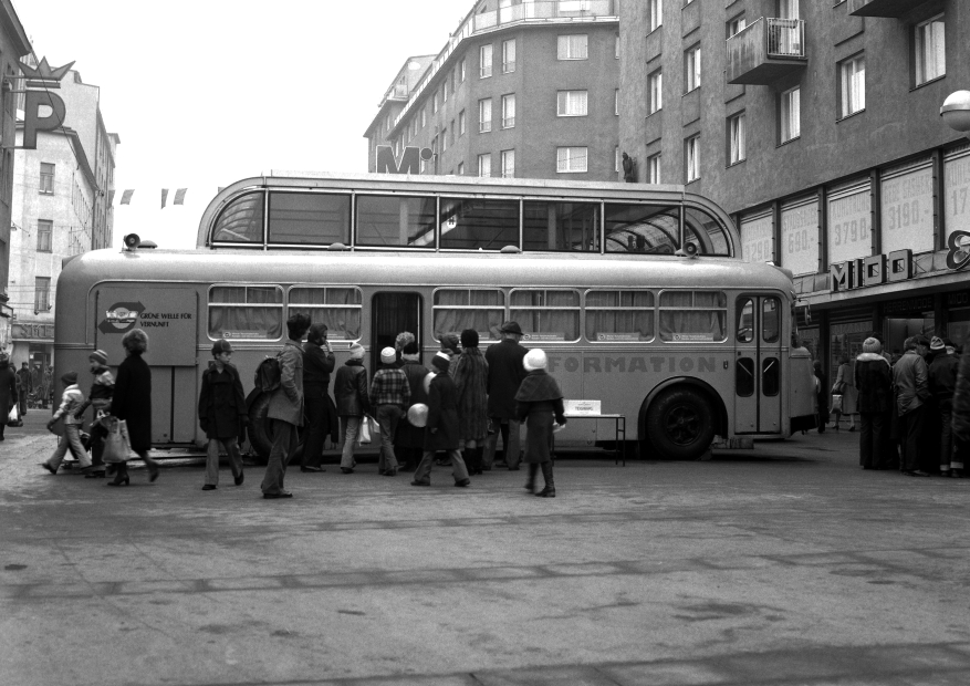 Informationsbus  im Jahr 1978 am Reumannplplatz im Zuge der U1-Eröffnung