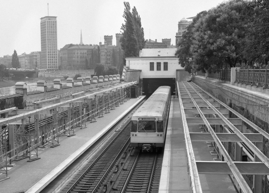 U4 kurz nach der Eröffnung in der Station Roßauerlände, Juli 1978