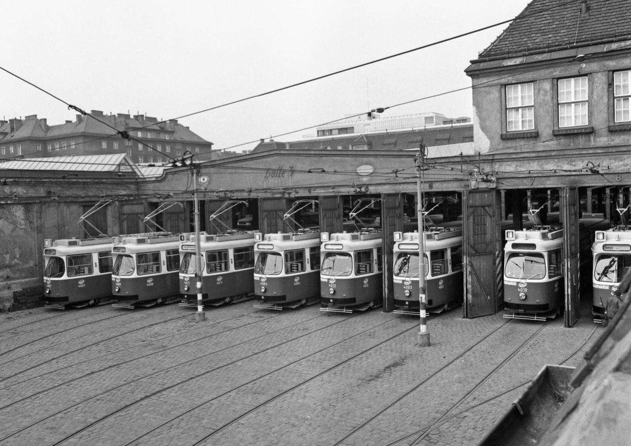 Parade der Type E2-c5 am Bahnhof Favoriten, August 1978