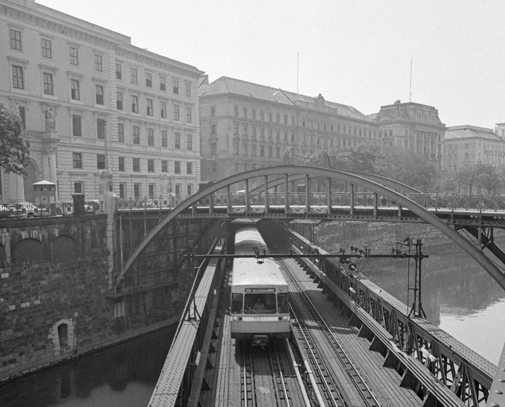 U4 kurz nach der Eröffnung zwischen Landstraße und Schwedenplatz Richtung Heiligenstadt, August 1978