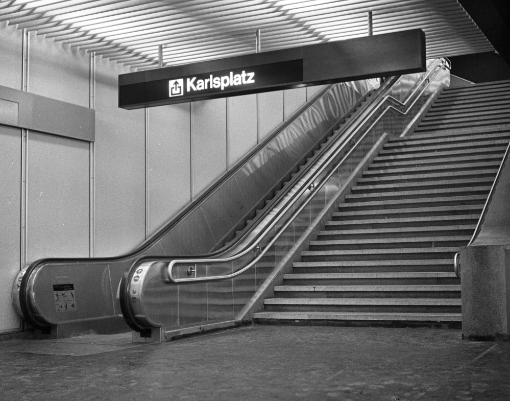 U Bahn Aufgang und Rolltreppe am Karlsplatz Juni 1978