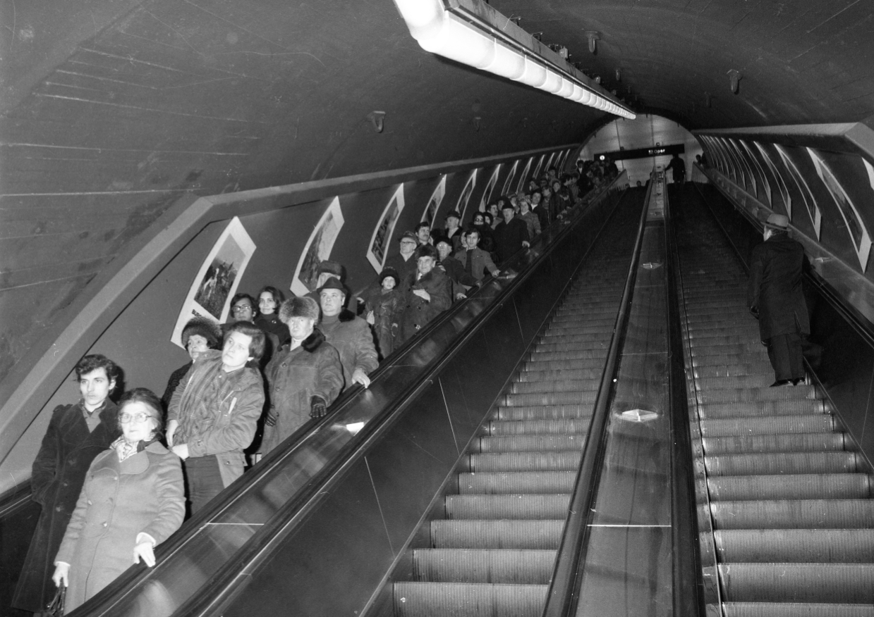 Viele Fahrgäste sind am 25.2.1978 auf der Rolltreppe in der U-Bahn-Station Karlsplatz anzutreffen. Sie warten gespannt auf den Eröffnungszug der Linie U1.