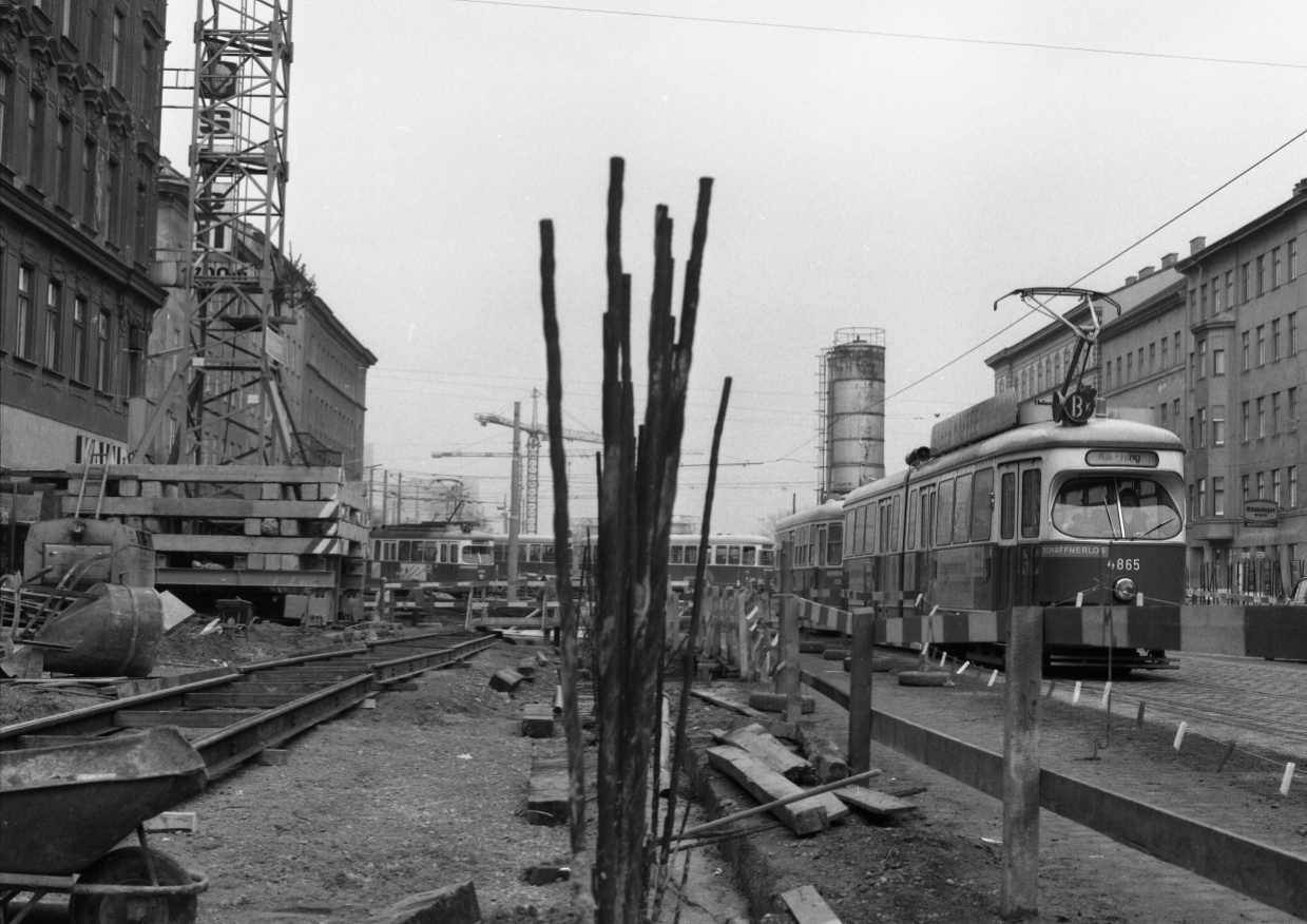 Bau der Linie U1 Lassallestraße und Straßenbahn der Linie Bk, März 1979