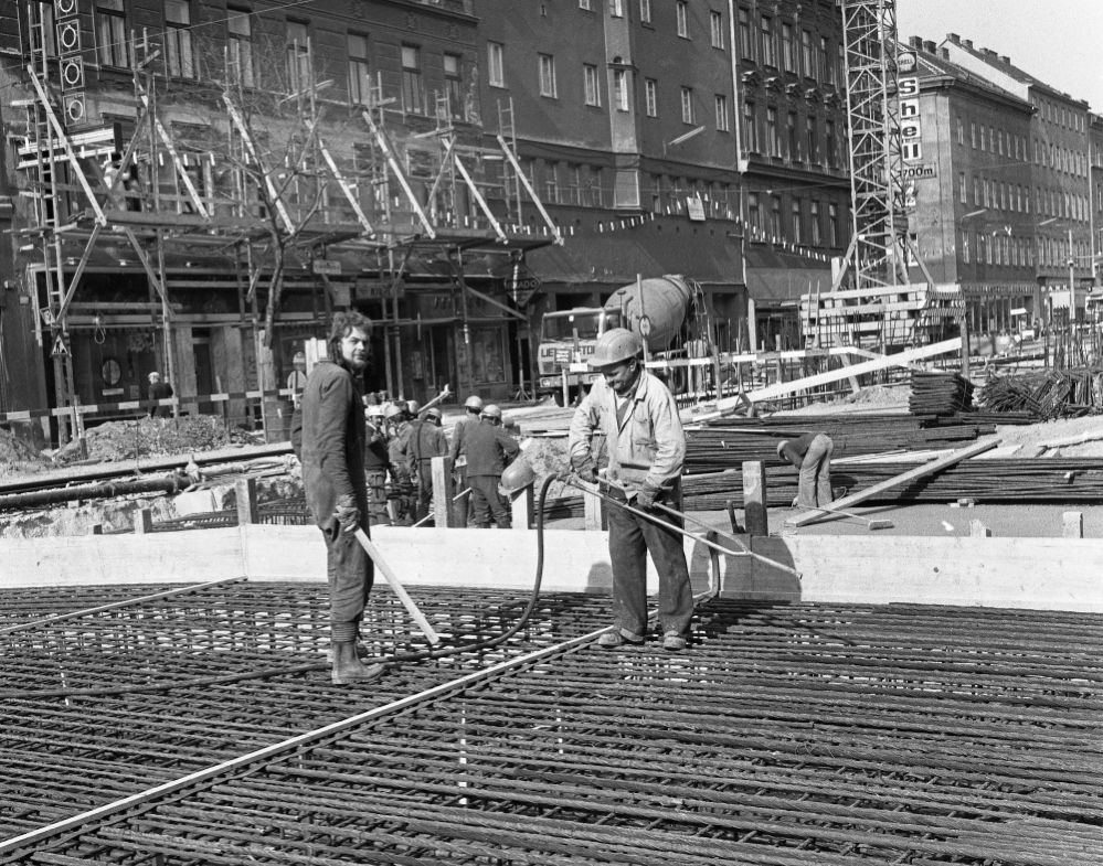 Bau der Linie U1 Lassallestraße und Arbeiter, März 1979