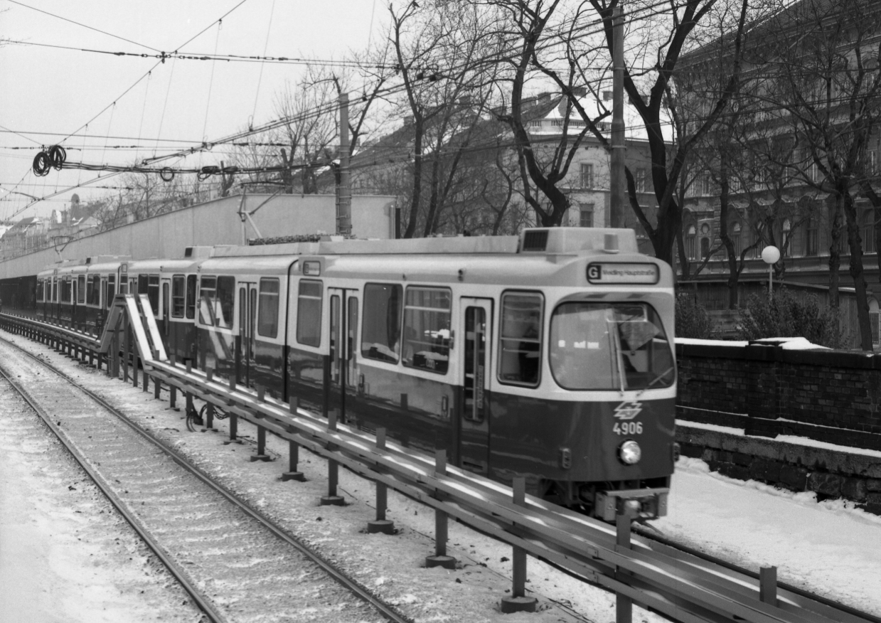 Linie G Stadtbahn mit Zug der Type E6-c6 Station Thaliastraße,Dezember 1980