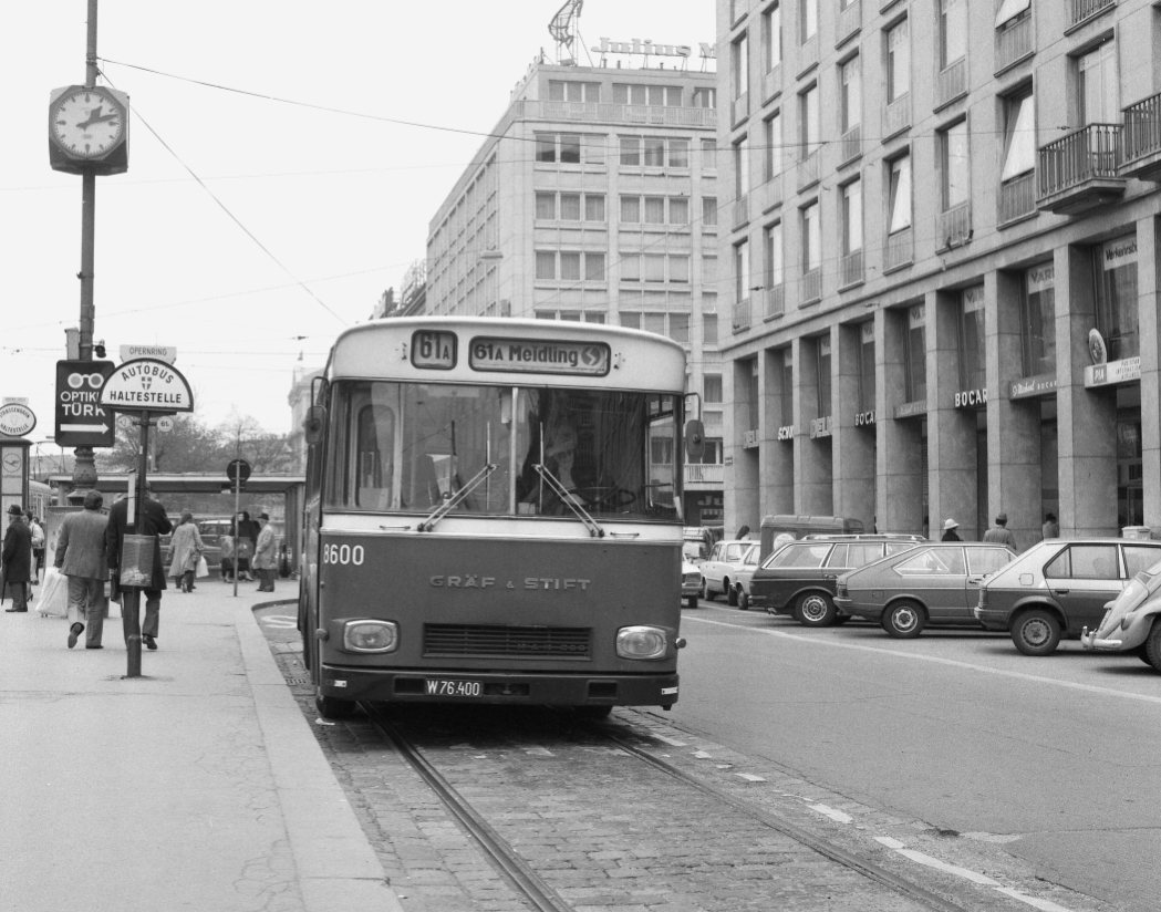 Bus  im Mai 1980 am Ring,bei der Oper, Endstelle der  Linie 61a