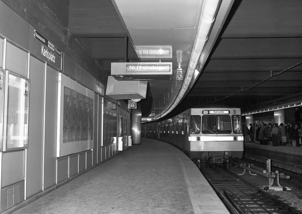 Die Linie U2 vom Karlsplatz bis Schottenring im ersten Betriebsjahr, Dezember 1980.