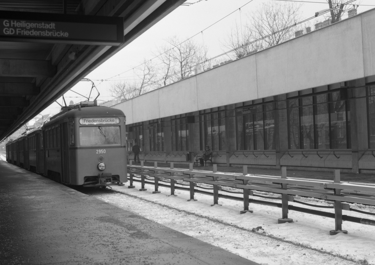 Linie G Stadtbahn mit Zug der Type N1-n1 in der  Station Thaliastraße,Dez 1980