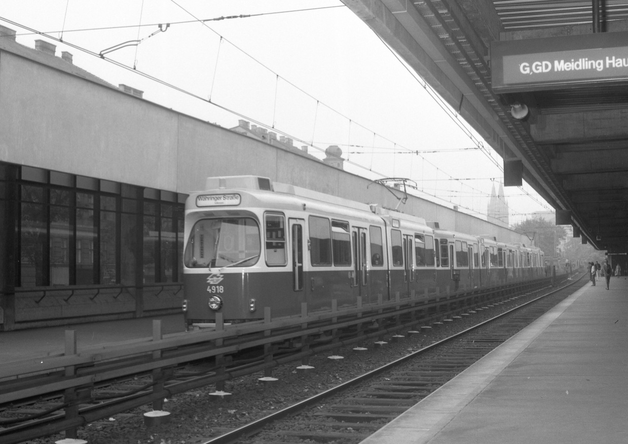 Linie G Stadtbahn mit Zug der Type E6-c6 Station Thaliastraße, September 1981