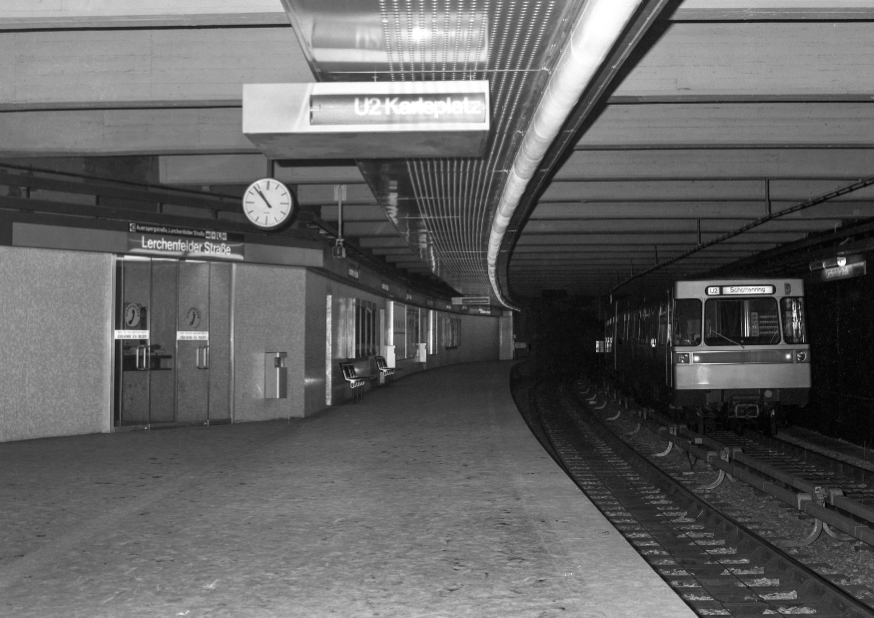 Die Linie U2 in der Station Lerchenfelderstraße Fahrtrichtung Schottenring