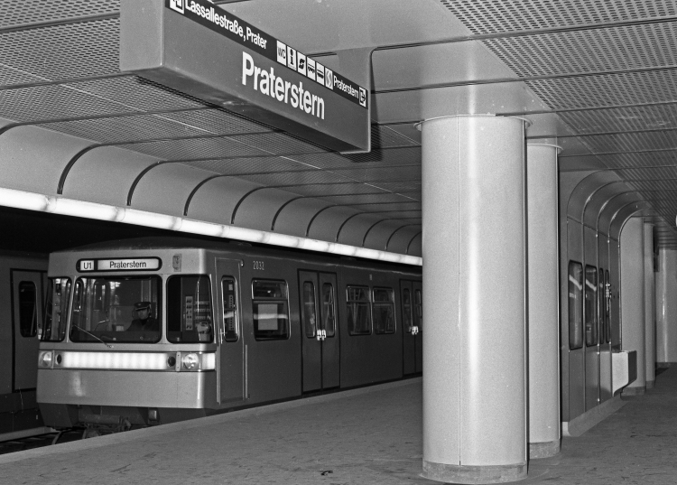 U1 Station Praterstern mit Zug der Linie U1 vor Eröffnung 1981
