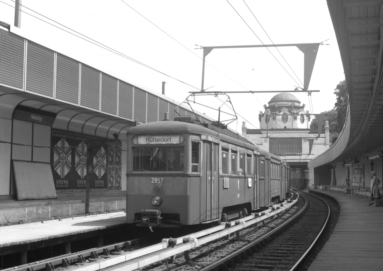 Stadtbahn mit Zug der Type N1-n1 Station Hietzing, bereits auf U-bahn Niveau und mit Stromschienen, August 1981