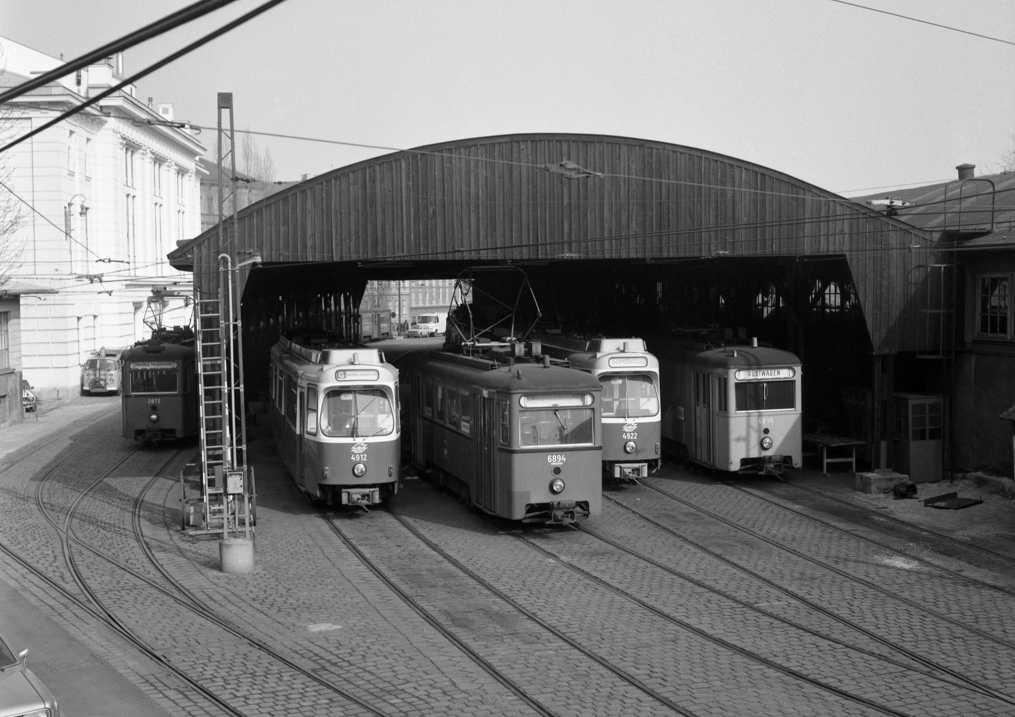 Betriebsbahnhof Michelbeuern mit Stadtbahntriebwagen 2872, der Type N1, 4912, der Type E6, 6894, der Type NH, 4922, der Type E6 und 6898, der Type MR, 1982