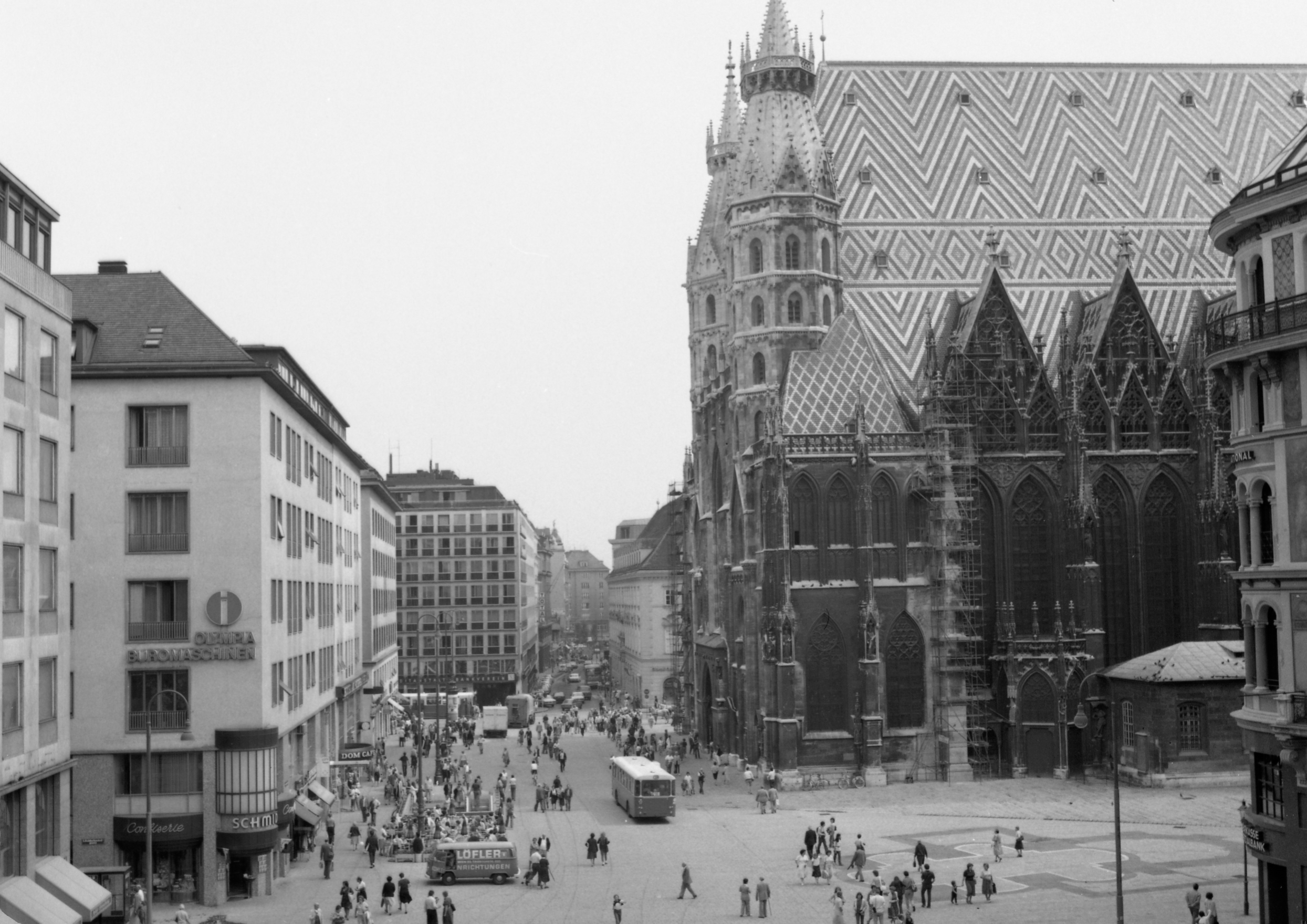 Reger Verkehr am Stephansplatz, 1982