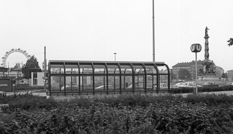 U1 Station Praterstern mit Riesenrad und Tegetthoffdenkmal, Juli 1982