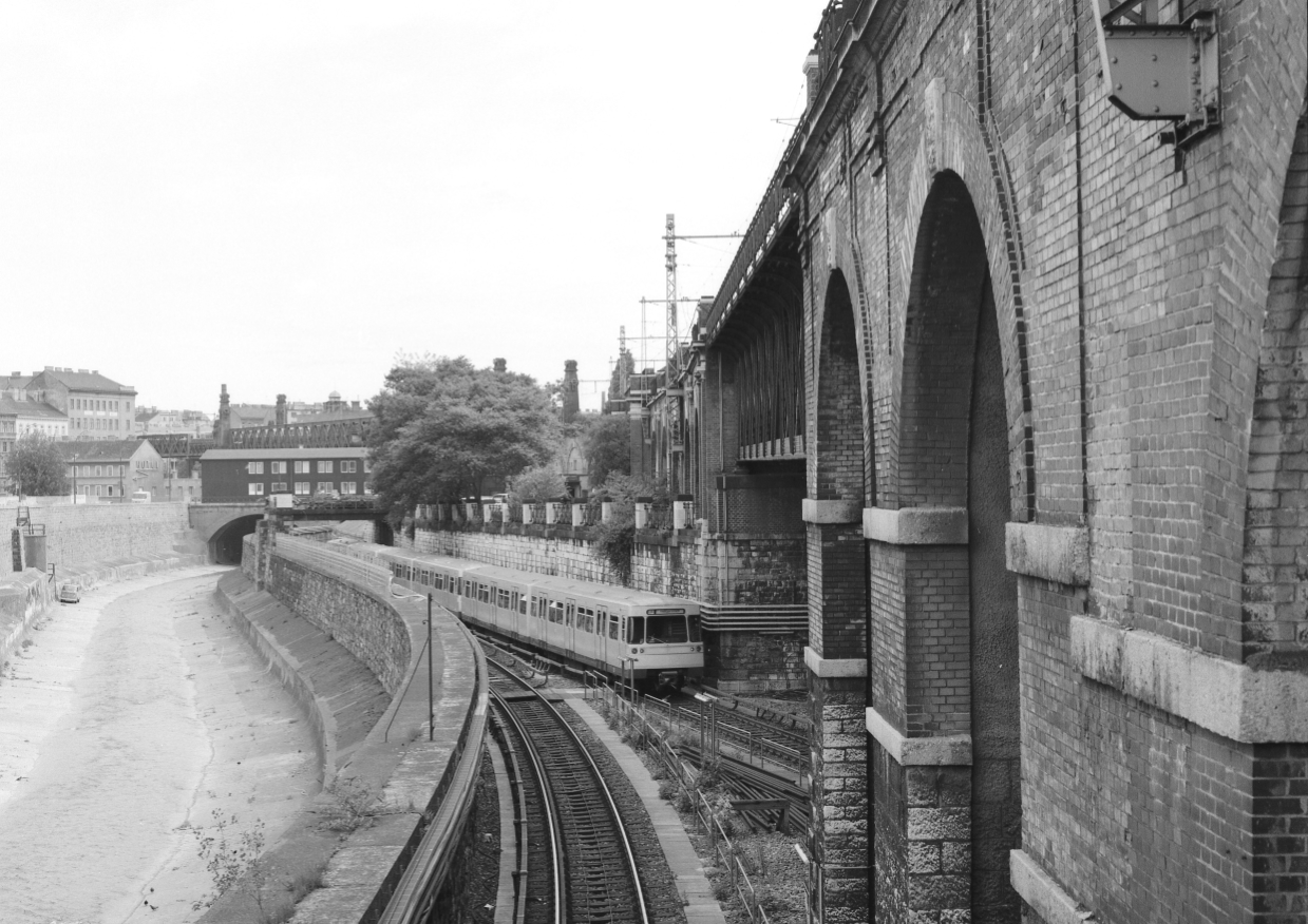 Linie U4 zwischen den Stationen Meidling und zukünftiger Station Längenfelgasse auf alter Trasse, Mai 1983