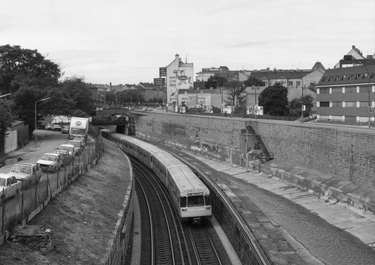 U-Bahn Zug der Linie U4 auf offener Strecke zwischen der Station Längenfeldgasse, und Meidling Mai 1983
