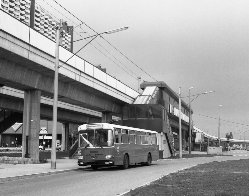 Bus der Linie 66a  damalige Station der Linie 64 Alt Erlaa, heute U6, Type GS LU 200, August 1983