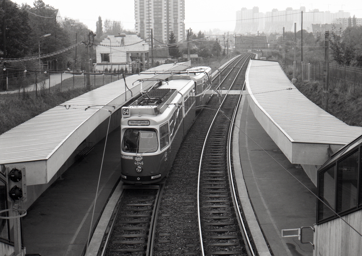 In der Station Tscherttegasse wartet ein Zug der Linie 64, Triebwagen 4046 der Type E2 mit Beiwagen der Type c5 auf Fahr-Erlaubnis über die Lokalbahnstrecke, 1979